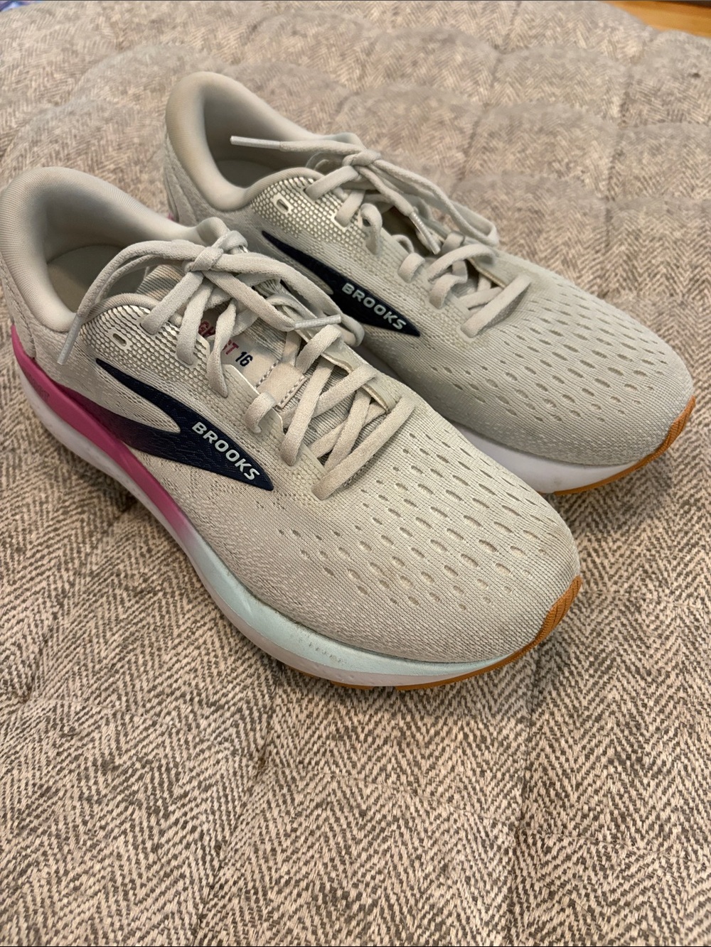 Brooks Ghost 16 running shoes size 8.5M